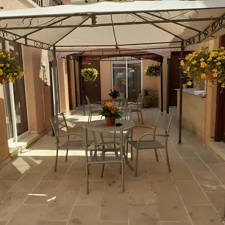 Irene's Apartmanhotel 3*