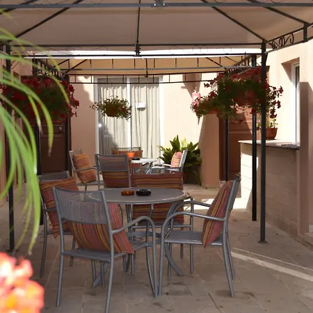 Irene's Apartmanhotel 3*