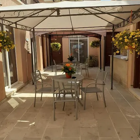 Irene's Aparthotel 2*